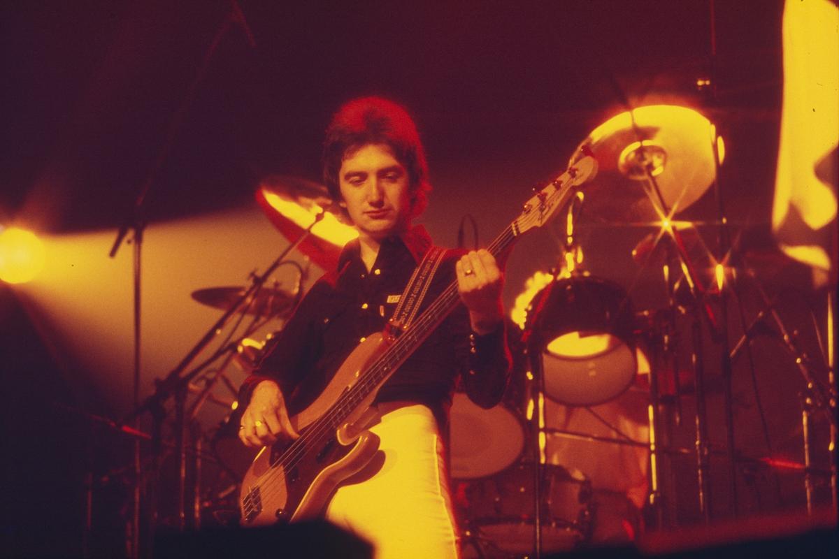 Alle 12 af John Deacons Queen-sange rangeret