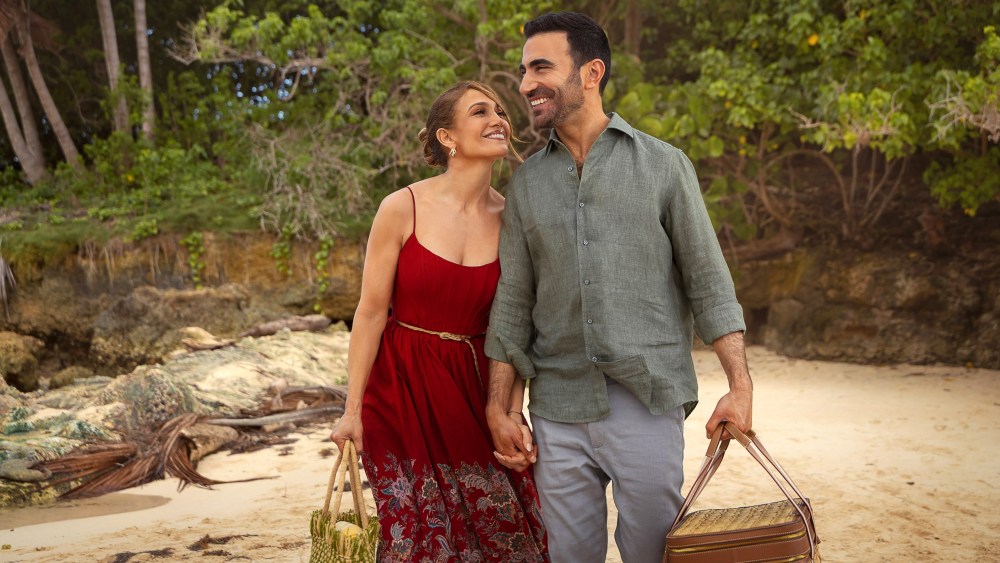 Anmeldelse af 'Office Romance': A Happy Romcom Return for Jennifer Lopez