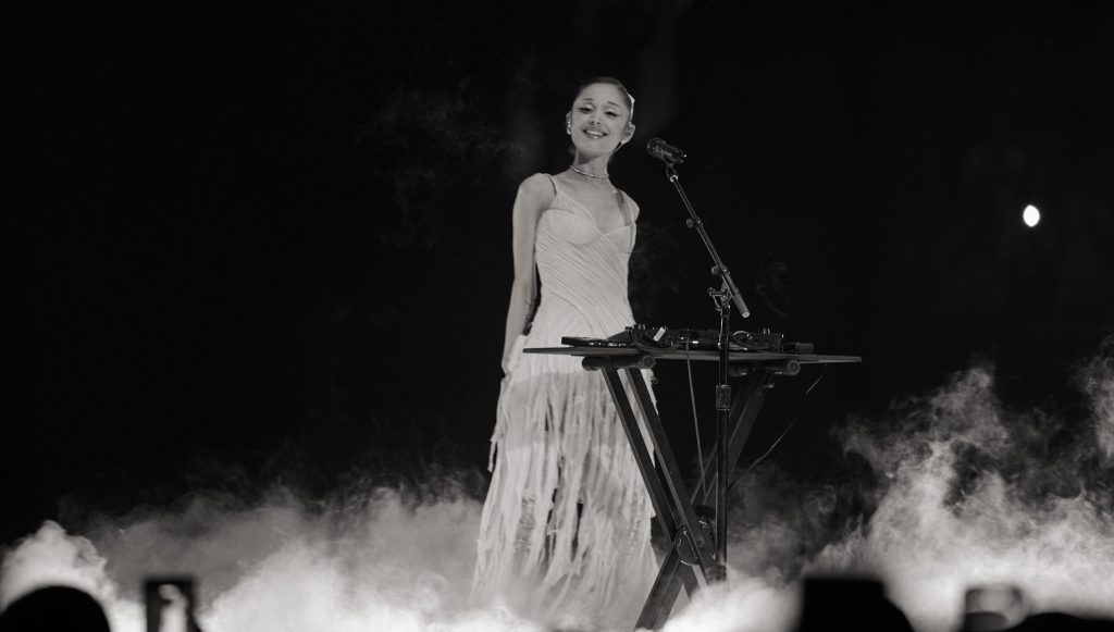 Ariana Grande Koncertanmeldelse 'Eternal Sunshine Tour': Los Angeles