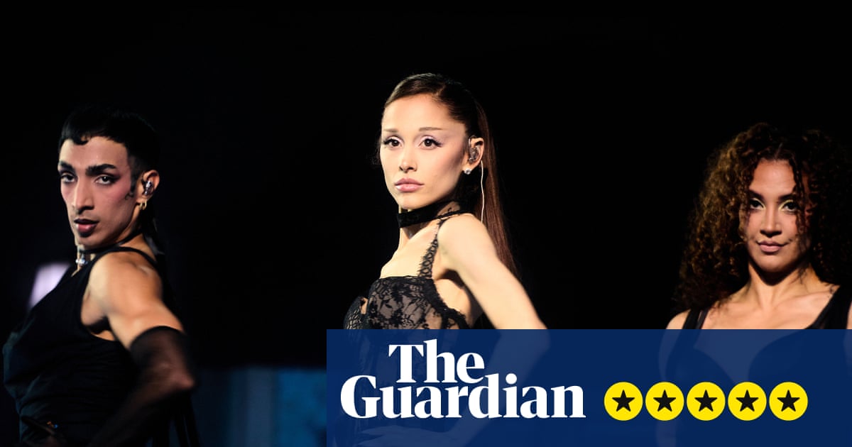 Ariana Grande anmeldelse - glitrende hits og kraftfulde vokaler i en fantastisk tilbagevenden til scenen | Ariana Grande