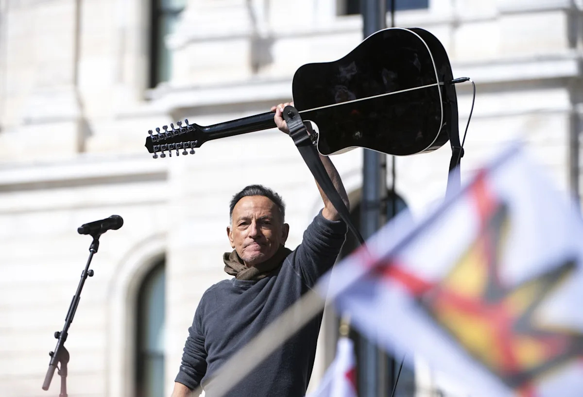 Bruce Springsteen synger med Patti Smith & undskylder til Bono ved Tribeca Event: 'I Should Have Said Yes'