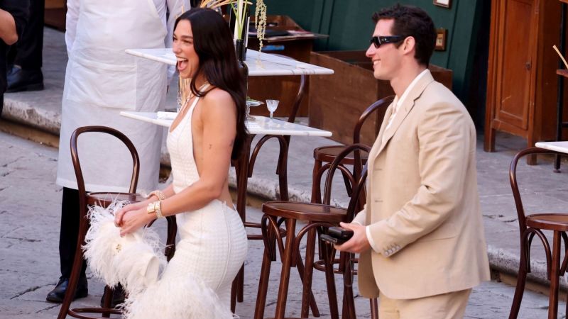 Dua Lipa og Callum Turner rocker Sicilien med dages lange bryllupsfest
