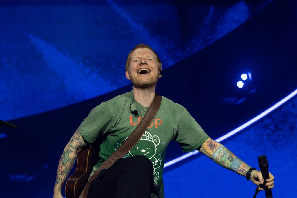 Ed Sheeran åbner LOOP Tour, antyder pause for at gøre 'the dad thing'