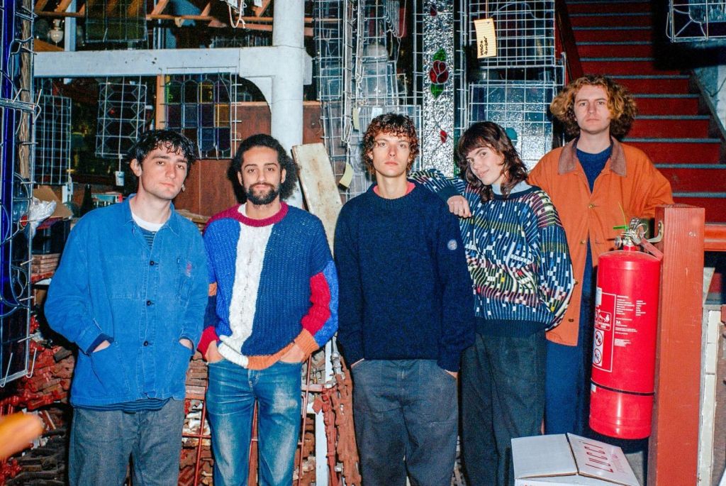 Enhver ung mekaniker Drop 'Modern Shoe', Talk Touring og New Music