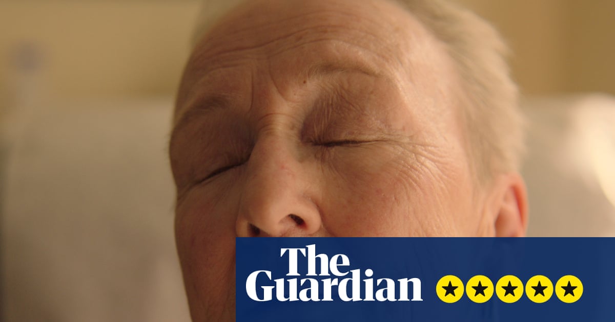 Familiar Touch anmeldelse – Kathleen Chalfant er vidunderlig i subtilt, sensuelt hukommelsestabsdrama | Film
