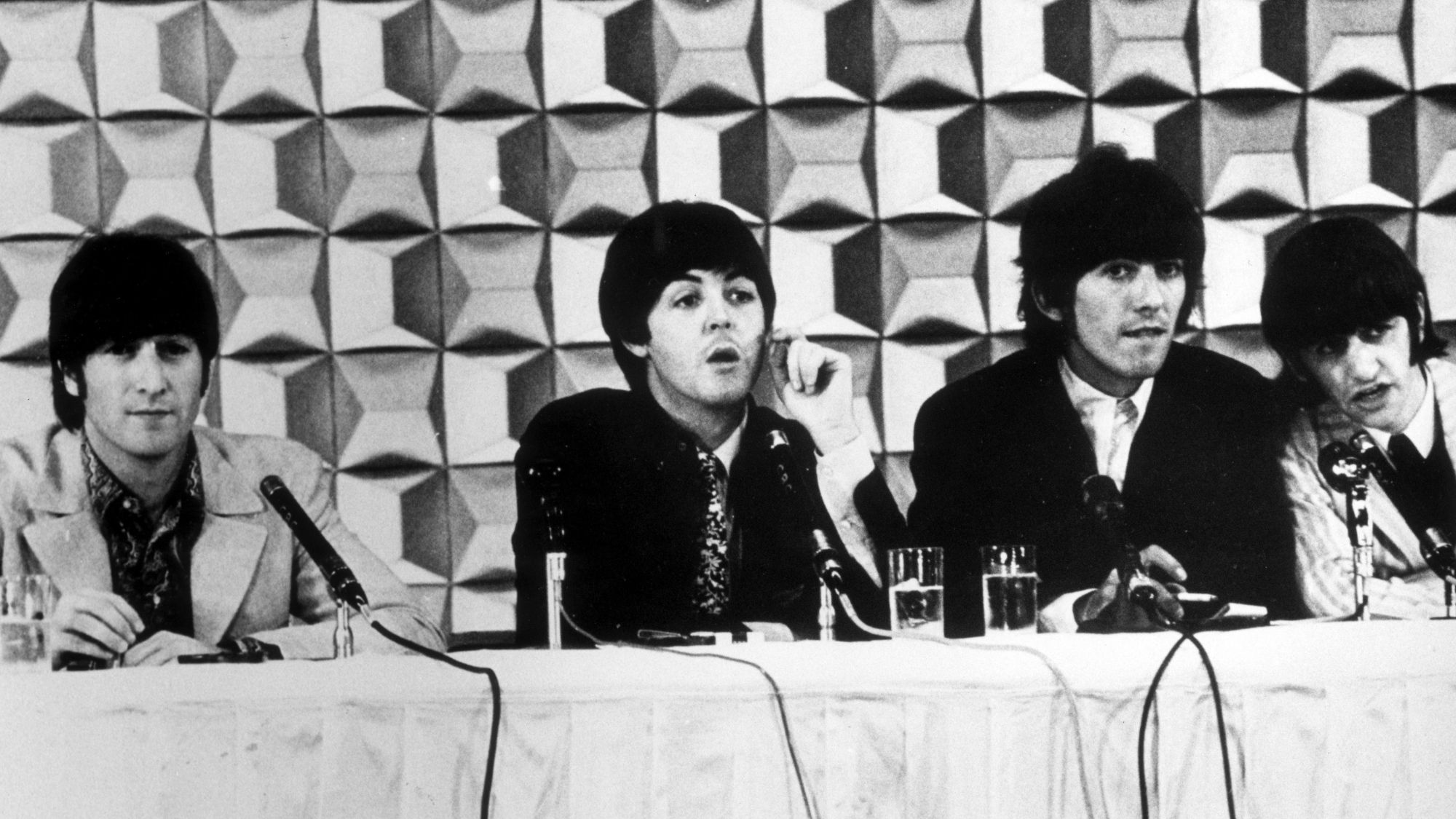 Kan du huske, da politiet brugte skum- og brandslanger til at slukke Beatlemania?