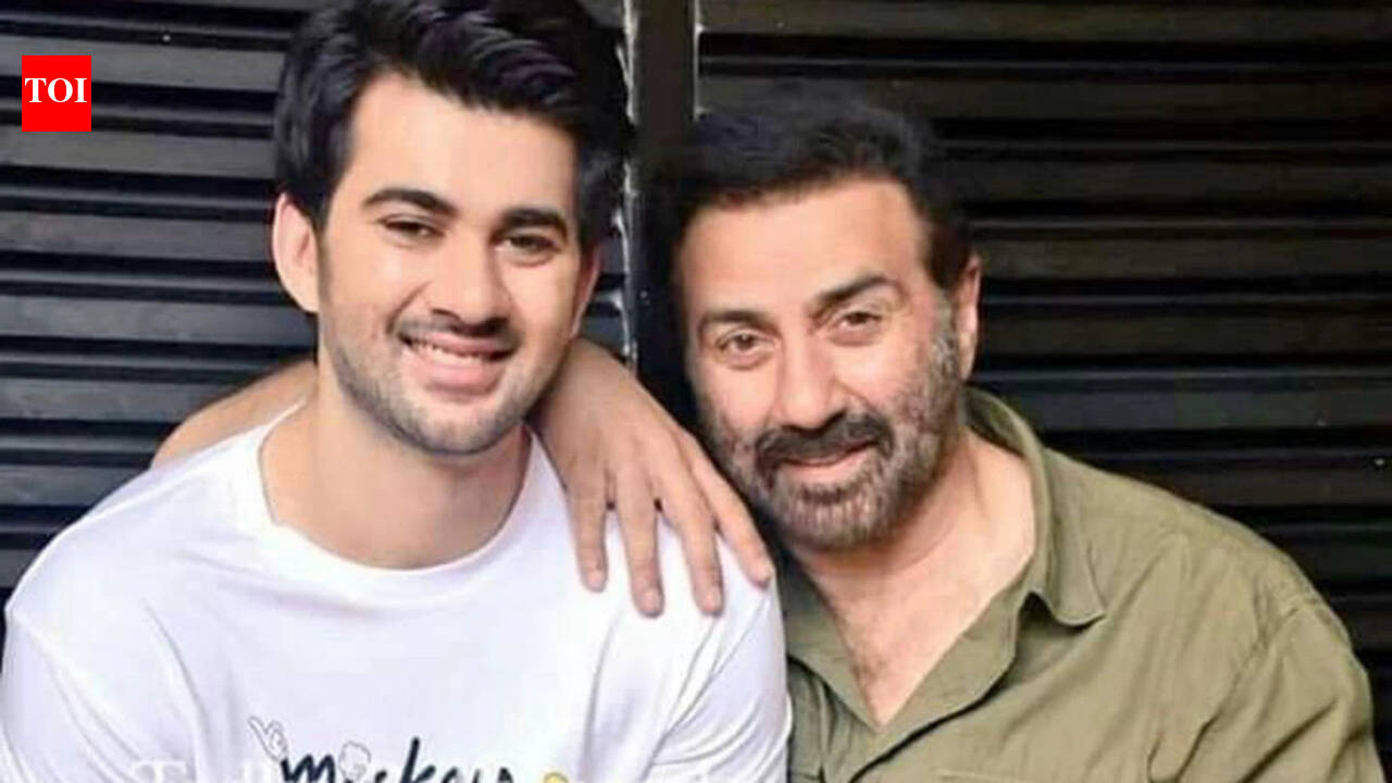 Karan Deol: 'Min første helt': Karan Deol bliver følelsesladet over at dele skærmplads med Sunny Deol i 'Batwara 1947', skriver en dybtfølt hyldest på Fars Dag | Hindi film nyheder