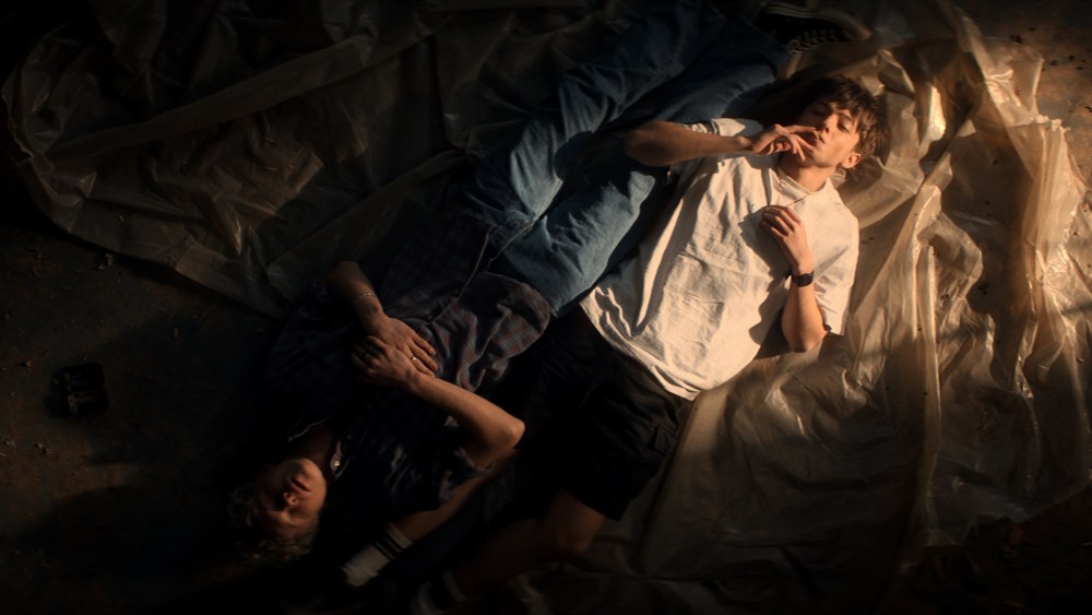 'Leviticus' har Joe Bird og Stacy Clausen i hovedrollerne om at spille homoseksuelle teenagere til konversionsterapi-gyser