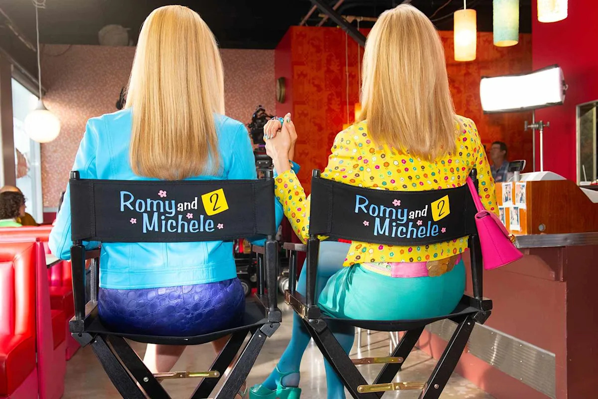 Lisa Kudrow og Mira Sorvino vender tilbage til "Romy and Michele"-efterfølgeren, der nu filmes til Hulu-udgivelsen