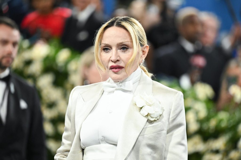 Madonna siger, at 'Confessions II' blev født af biopiske forsinkelser
