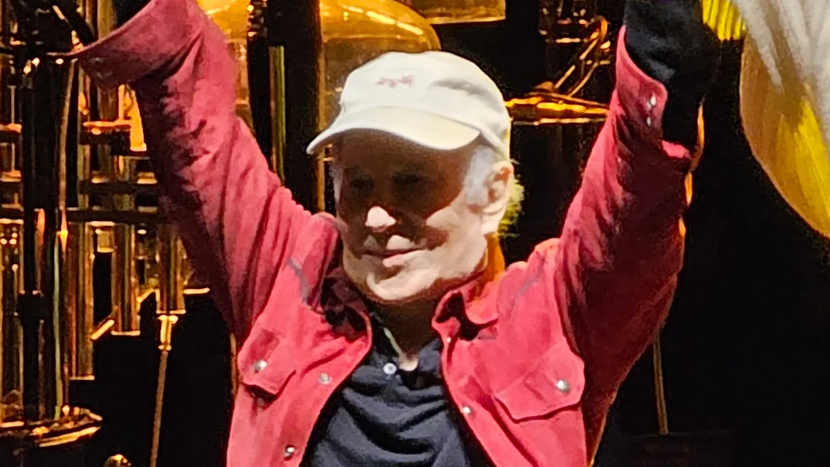 Paul Simon fejrer 6 årtiers sangkunst på regnfulde Meadow Brook