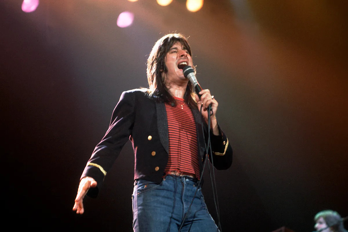Se Journey Play 'Don't Stop Believin'' gennem fire årtier - fra Steve Perry til Snoop Dogg