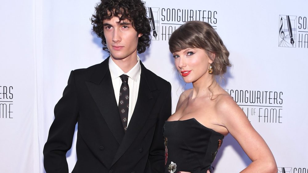 Sombr Covers Taylor Swift ved Songwriters Hall of Fame Ceremony