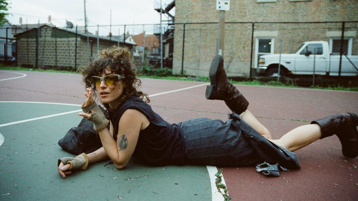 Squirrel Flower annoncerer nyt album Sig en bøn til guderne for at komme i gang