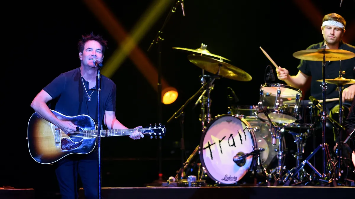 Trains Pat Monahan hylder Erie med 'Pennsylvania Turnpike'