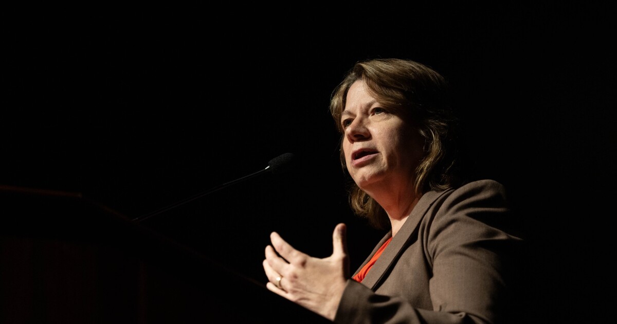 UT Austins ledelse fyrer KUT General Manager Debbie Hiott